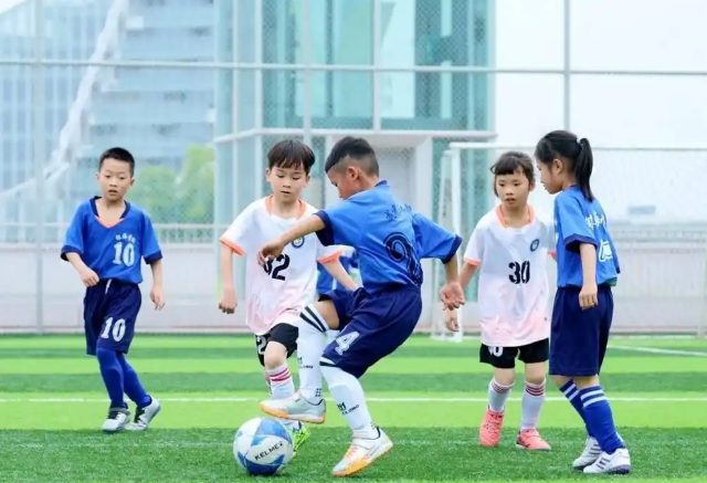 <b>同时挖掘有爱好有潜力的孩子加入社团和校正接受拔高练习</b>